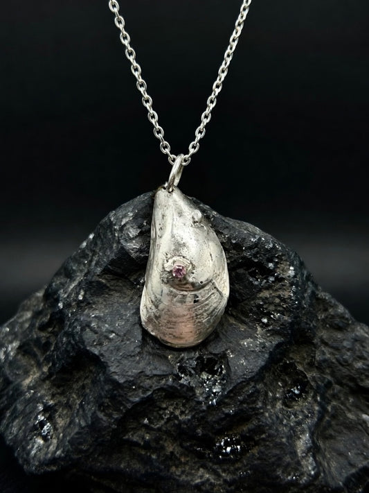Oyster necklace with gemstones