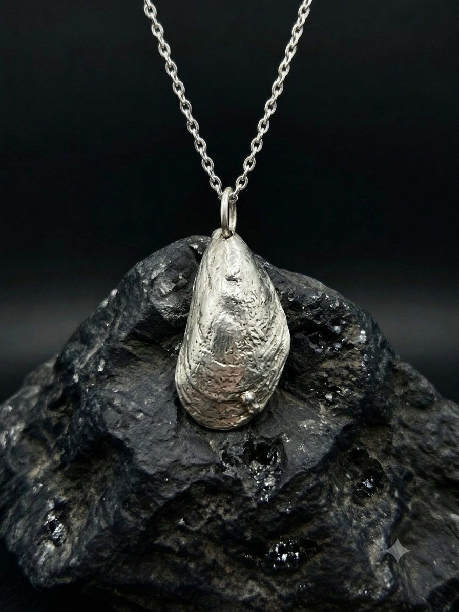 Oyster pendant